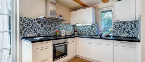 Frigorífico, horno, placa de cocina y lavavajillas