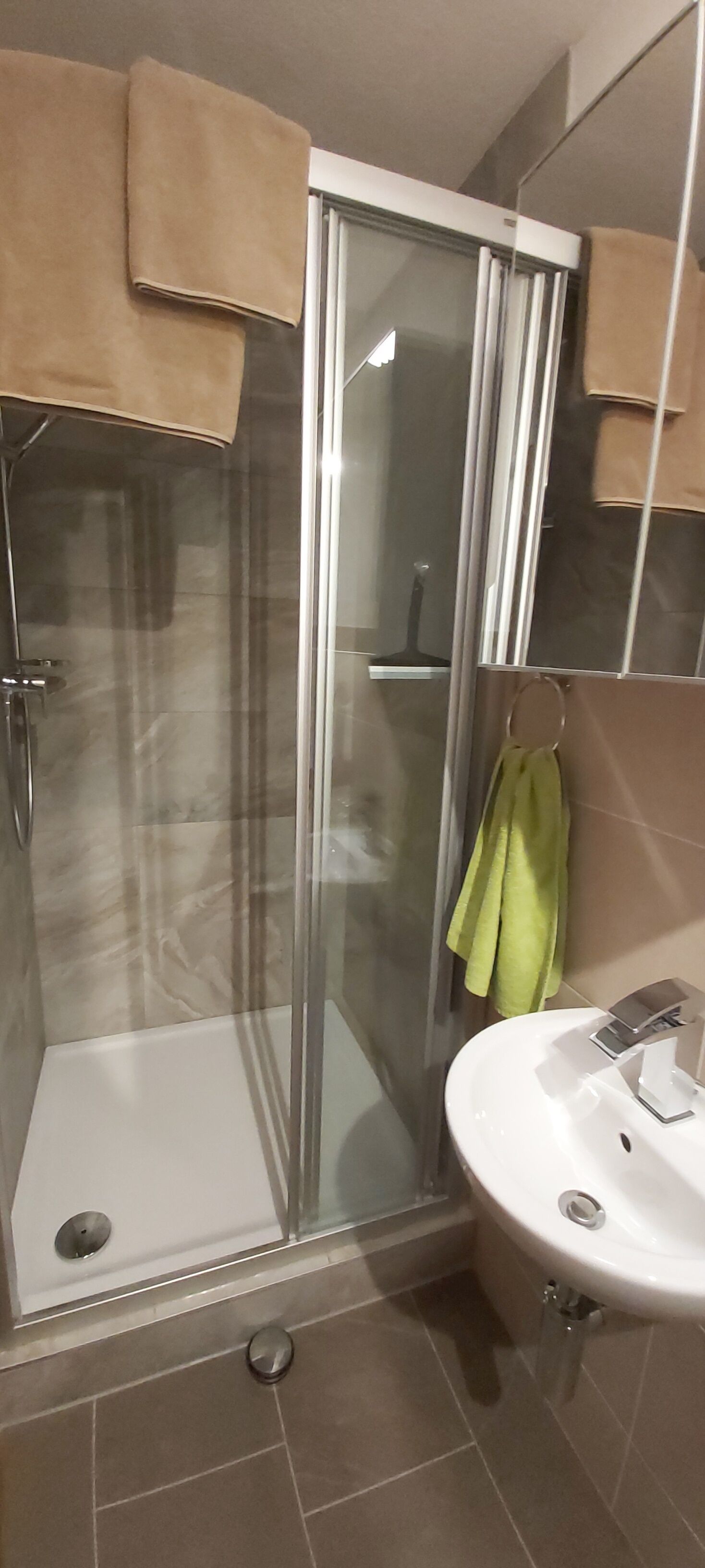 Sèche-cheveux, serviettes fournies, papier toilette