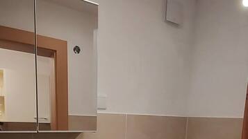 Hiustenkuivaaja, pyyhkeet, vessapaperi