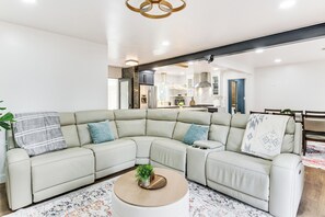 House (5 Bedrooms) | Interior