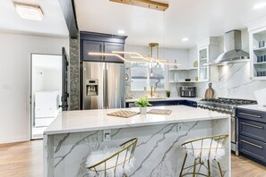 House (5 Bedrooms) | Interior