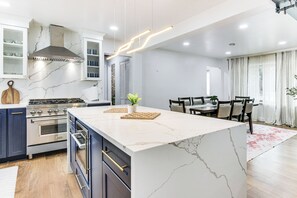 House (5 Bedrooms) | Interior