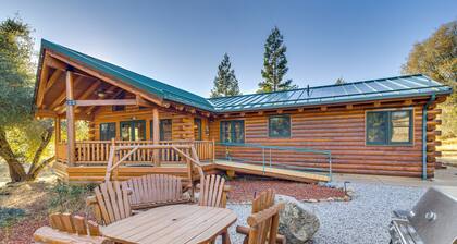 33 Mi to Yosemite NP: Custom Log Home w/ Deck!