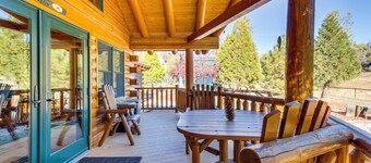 33 Mi to Yosemite NP: Custom Log Home w/ Deck!