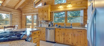 33 Mi to Yosemite NP: Custom Log Home w/ Deck!