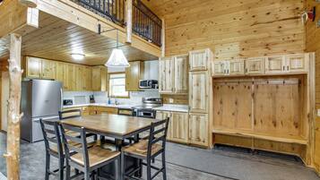 House (4 Bedrooms) | Interior