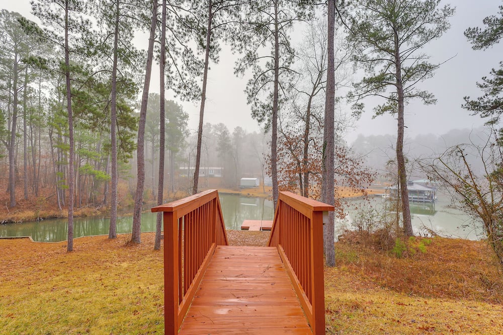 Oconee Lake House w/ Private Dock - Putnam County, GA