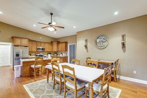 House (2 Bedrooms) | Interior - Oconee Lake House w/ Private Dock (Milledgeville)