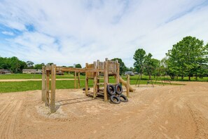 Apartment (1 Bedroom) | Interior - Lake Anna Retreat w/ Games & Amenity Access (Mineral)