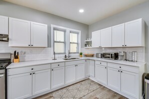 Interior - 2 Mi to Dtwn: Syracuse Gem w/ Screened Porch (Syracuse)