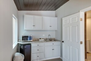 Apartment (0 Bedroom) | Interior - 6 Mi to Frazier Mountain: Cozy Studio Retreat (Frazier Park)