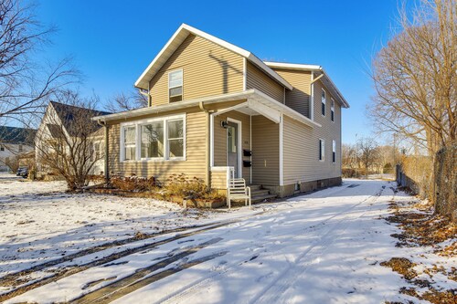 1 Mi to Downtown: Welcoming Winona Duplex