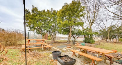 Rustic Chic Retreat: 4 Mi to Kennywood!
