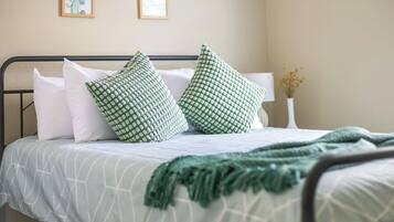 3 dormitoris, planxa i posts de planxar i un bressol de viatge