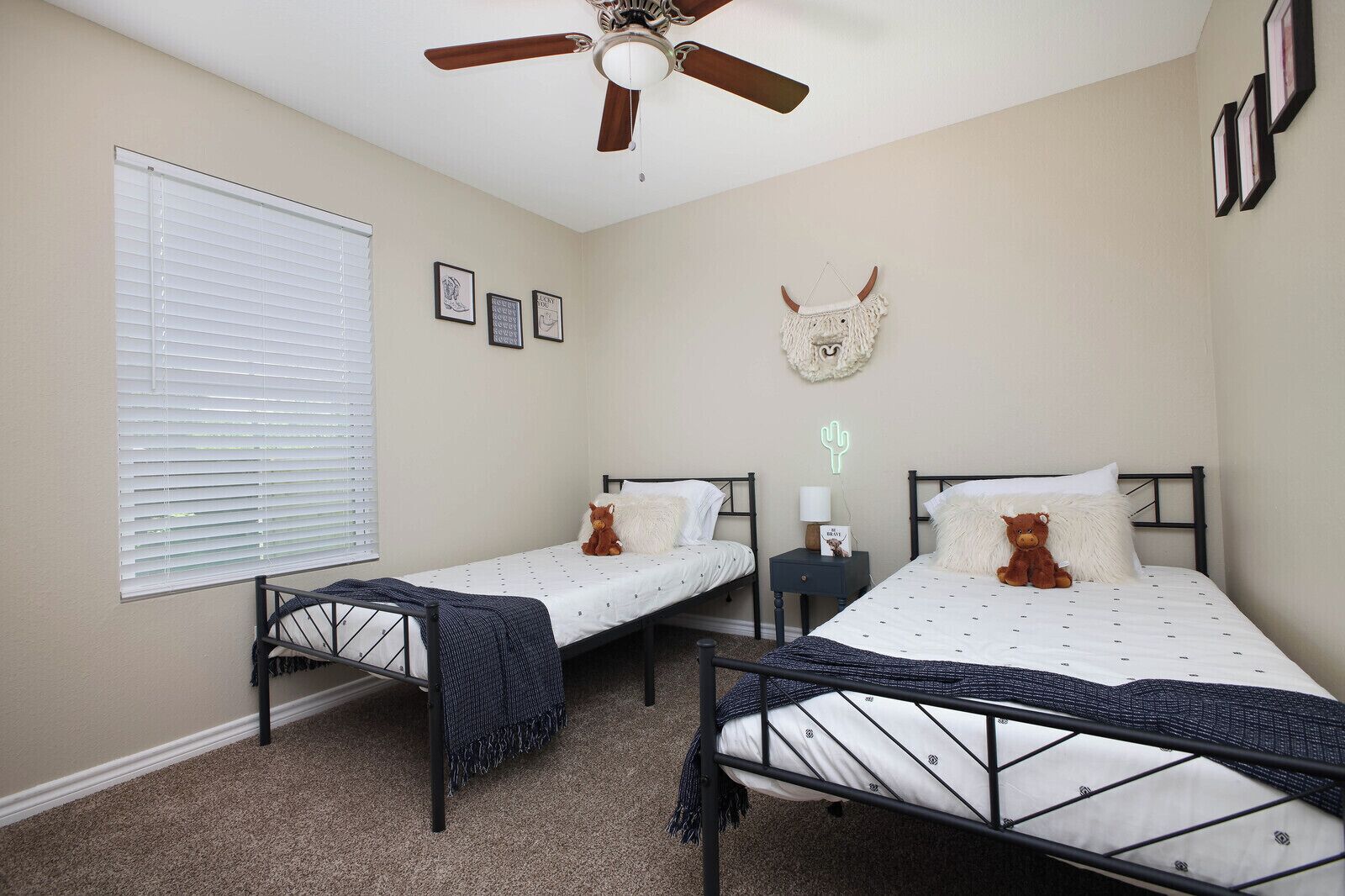 3 chambres, fer et planche à repasser, lit parapluie, Wi-Fi gratuit