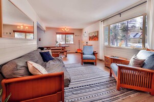 Cabaña, varias camas, patio, vistas a la montaña (Charming Cherokee Cabin) | Zona de estar | Televisión de pantalla plana de 42 pulgadas con canales digitales