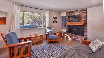 Kabin, Beberapa Tempat Tidur, patio, pemandangan gunung (Charming Cherokee Cabin) | Area keluarga | Televisi layar datar 42-inci dengan saluran TV digital dan perapian