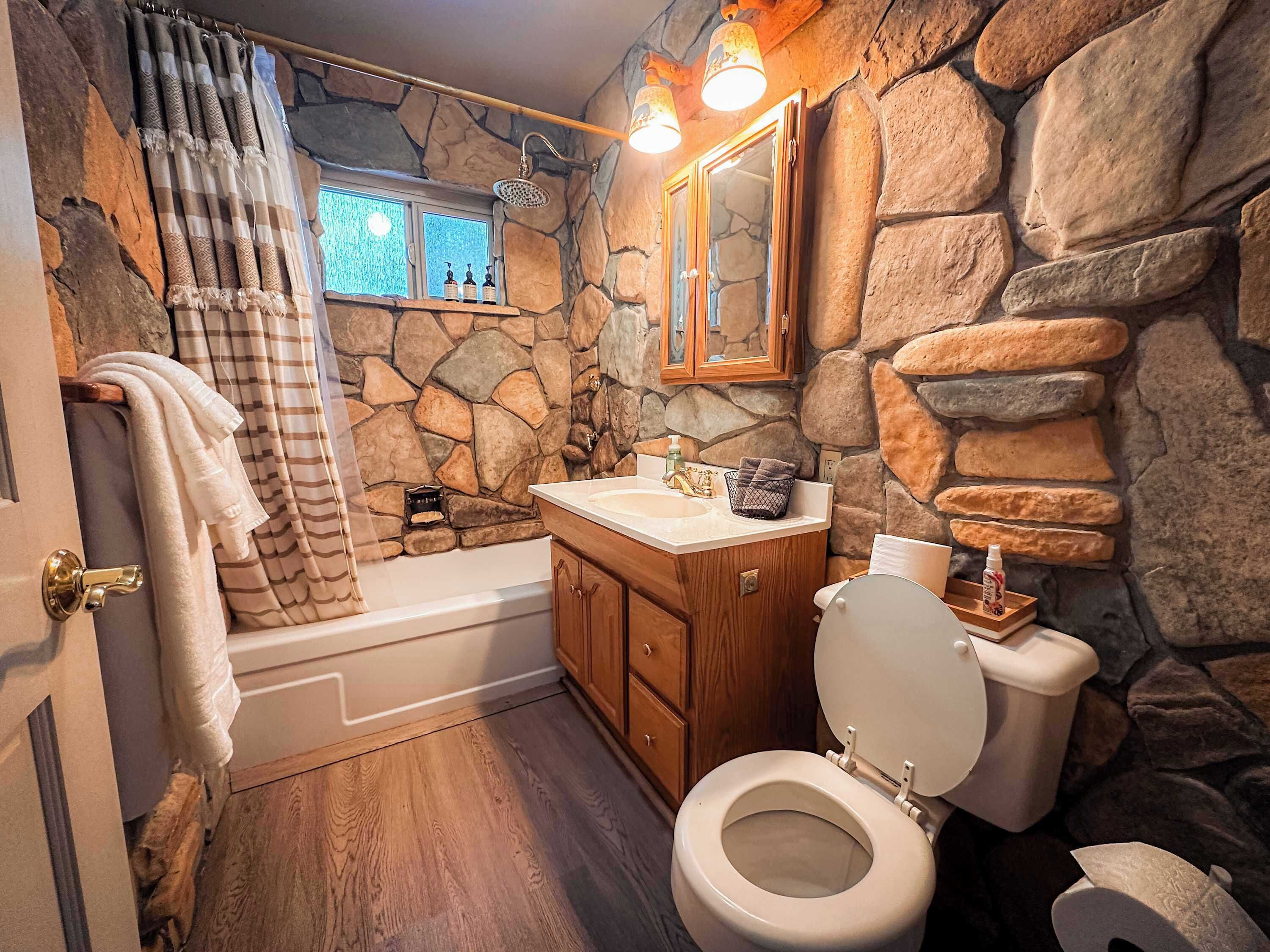 Cabin, Multiple Beds, Patio, Mountain View (Charming Cherokee Cabin) | Bathroom | Combined shower/tub, towels