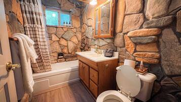 Cabin, Multiple Beds, Patio, Mountain View (Charming Cherokee Cabin) | Bathroom | Combined shower/tub, towels