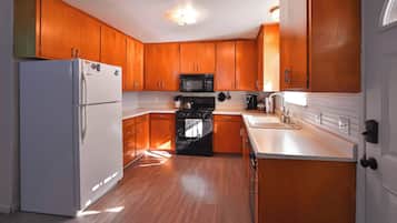 Kabin, Beberapa Tempat Tidur, patio, pemandangan gunung (Charming Cherokee Cabin) | Dapur pribadi | Lemari es, microwave, oven, dan kompor