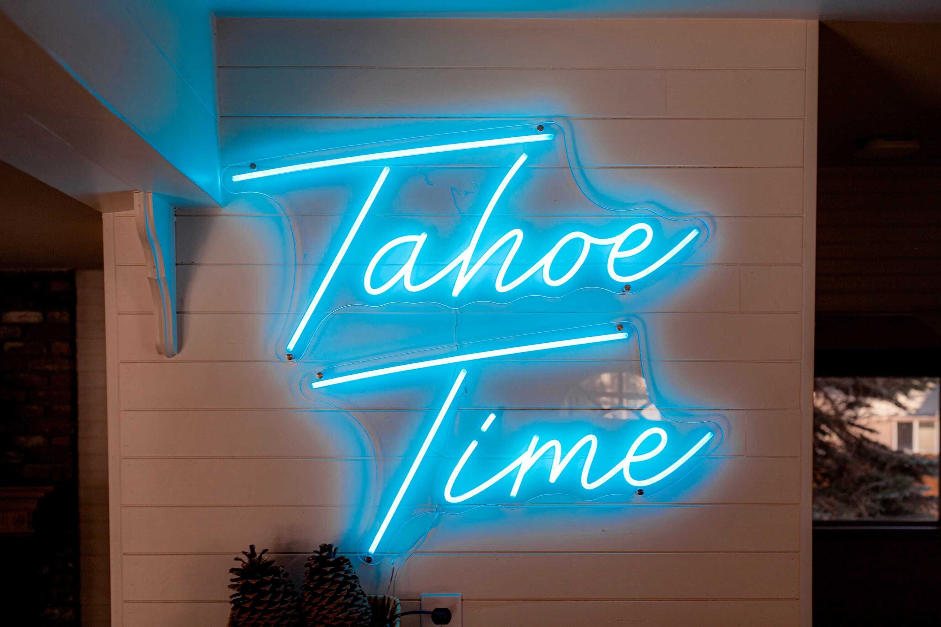 Une enseigne au néon avec l’inscription « Tahoe Time » sur un mur blanc.