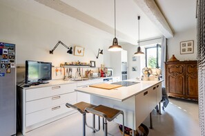 Een koelkast, een microgolfoven, een oven, een kookplaat