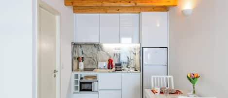 Refrigerador, microondas, parrilla de estufa y tetera eléctrica