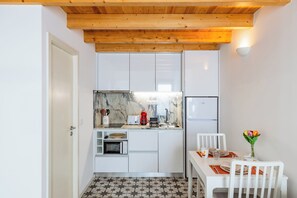 Kühlschrank, Mikrowelle, Herdplatte, Wasserkocher