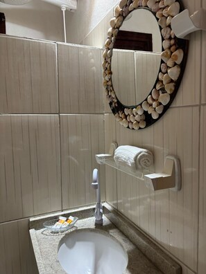 Economy Room, Courtyard View | Bilik Mandi | Pancuran mandi, tuala disediakan, sabun, syampu 