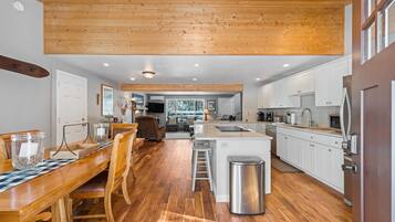 House, 3 Bedrooms | Private kitchen | Fridge, oven, coffee/tea maker, toaster