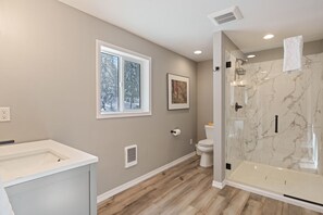 House, 3 Bedrooms | Bathroom | Towels - 8 East Butte Ln 3 Bedroom Home (Bend)