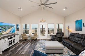House, 4 Bedrooms | Living area