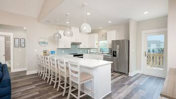 House, 4 Bedrooms | Private kitchen