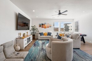 Townhouse, 5 kamar tidur | Area keluarga | Smart TV dan layanan streaming