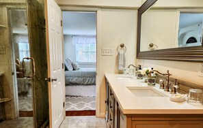 تجهيزات دش، مجففات شعر، مناشف، صابون