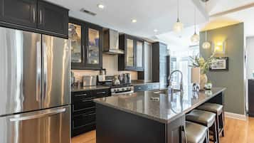 Coffee/tea maker, fridge, microwave, oven