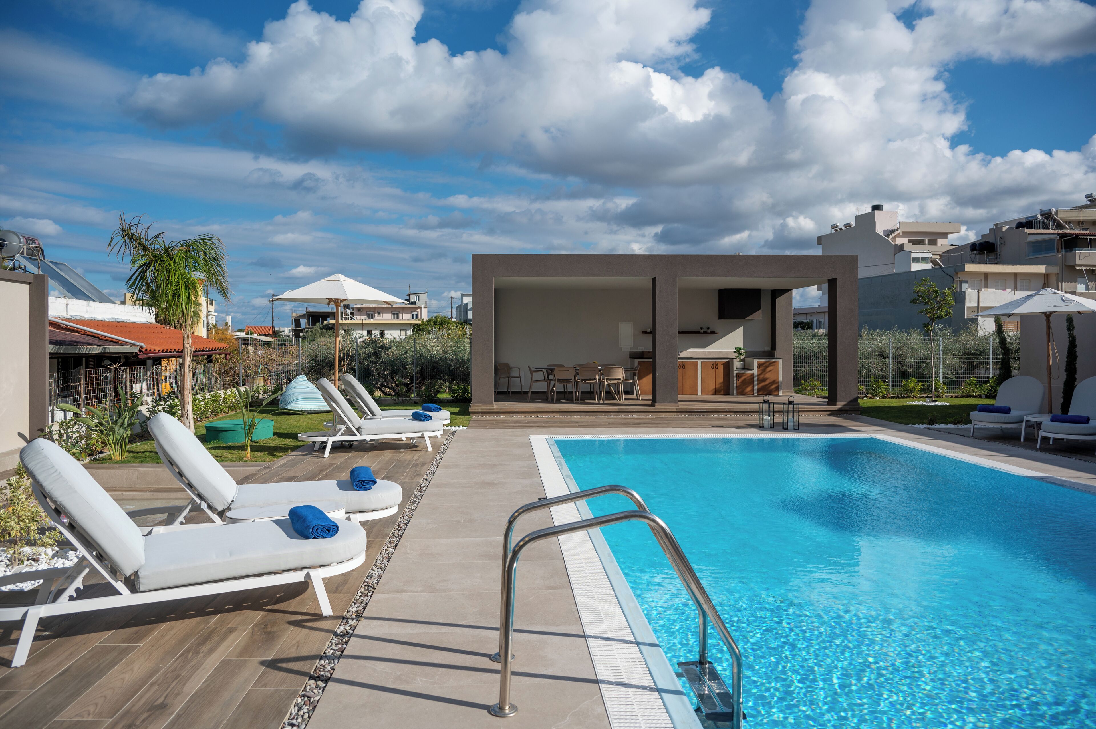 Hồ bơi ngoài trời, dù/ô trên bãi biển/hồ bơi, ghế dài tắm nắng 