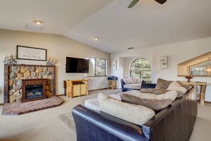 House, Berbilang Katil, Balcony, Mountain View (Lakeview Home in the Tahoe Keys) | Ruang tamu | TV, pendiangan