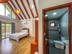 Bidet, toallas, jabón, papel higiénico