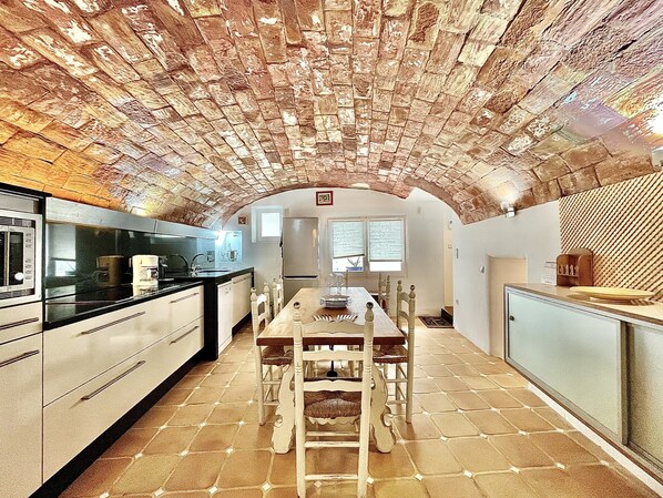 Apartment | Private kitchen - Spacious Apartment Near Roses Beach (Roses)