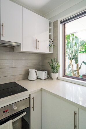 ثلاجة، ميكروويف، فرن، غسالة أطباق