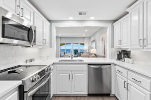 Frigorífico, microondas, horno y placa de cocina