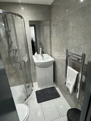 Douche, séchoir à cheveux, serviettes fournies, shampooing