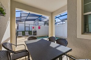 Private pool and outdoor dining - Themed 4BR Townhouse w/ Private Pool in Davenport (Kissimmee)