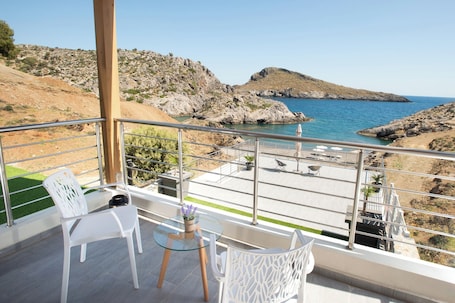 Villa Deluxe, vistas a la playa | Terraza o patio. Beachfront Villa Kyma. Your own paradise