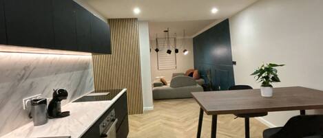 Réfrigérateur, four à micro-ondes, un four, surface de cuisson