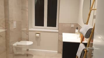 Douche, sĂšche-cheveux, serviettes fournies, savon