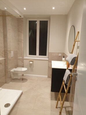 Shower, hair dryer, towels, soap - Spacious apartment with character (Unknown)