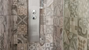 Secadora de cabello, bidet, toallas, jabón
