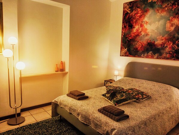 1 habitación, tabla de planchar con plancha, cuna de viaje y wifi 